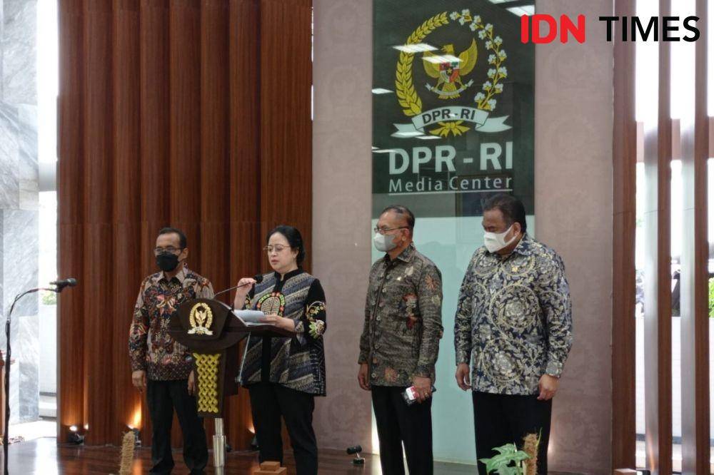 Ketua DPR Puan Maharani saat konferensi pers di Kompleks Parlemen Jakarta, Rabu (3/11/2021). (IDN Times/Sachril Agustin)
