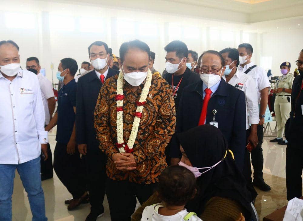 Budi Arie Setiadi saat melihat vaksinasi di Universitas Widyagama. IDN Times/Alfi Ramadana