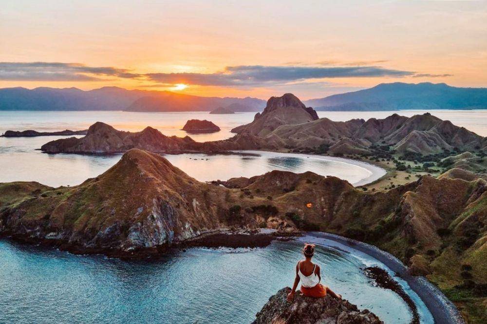 Senja di puncak Pulau Padar (instagram.com/aroundtheworldwithus_)