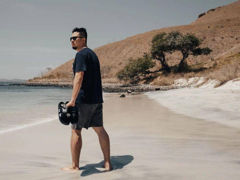Menikmati pasir pantai Pulau Padar (instagram.com/angg.3)
