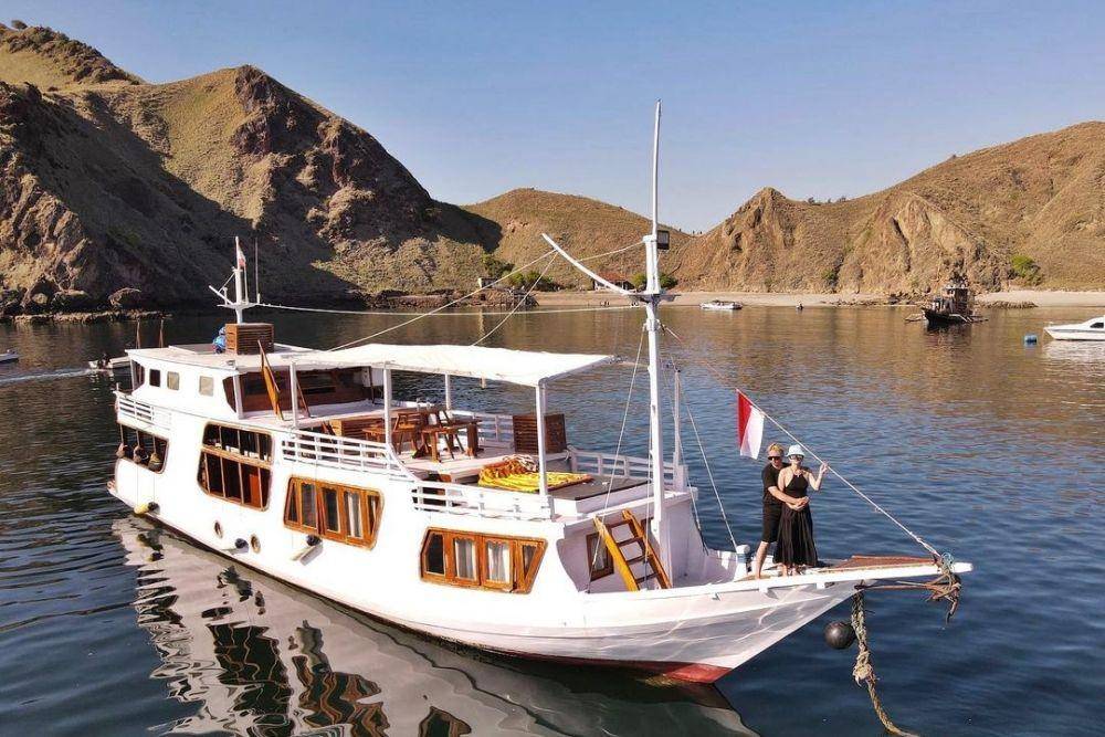 Kapal sewaan ke Pulau Padar (instagram.com/putri_aquenna)