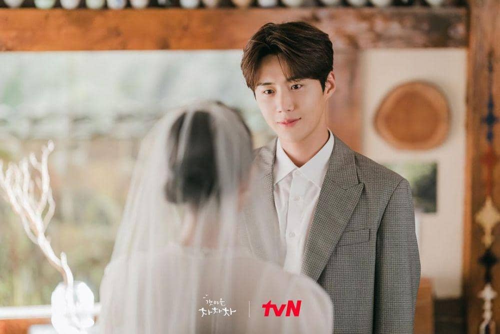 Kim Seon Ho sebagai Hong Du Shik di drama Hometown Cha-Cha-Cha (instagram.com/tvn_drama)