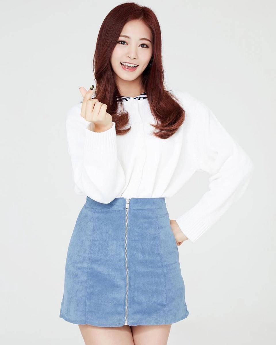 Denim skirt Tzuyu Twice (instagram.com/tzuyued)