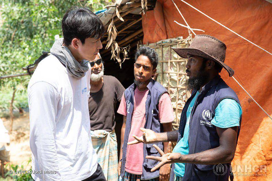 Jung Woo Sung mengunjungi Bangladesh bersama UNHCR dan bertemu sukarelawan Rohingya yang memperbaiki jalan. (instagram.com/tojws)