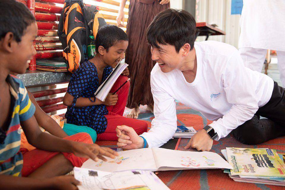 Jung Woo Sung mengunjungi Bangladesh tahun 2019 dan bertemu dengan anak-anak Rohingya. (instagram.com/tojws)