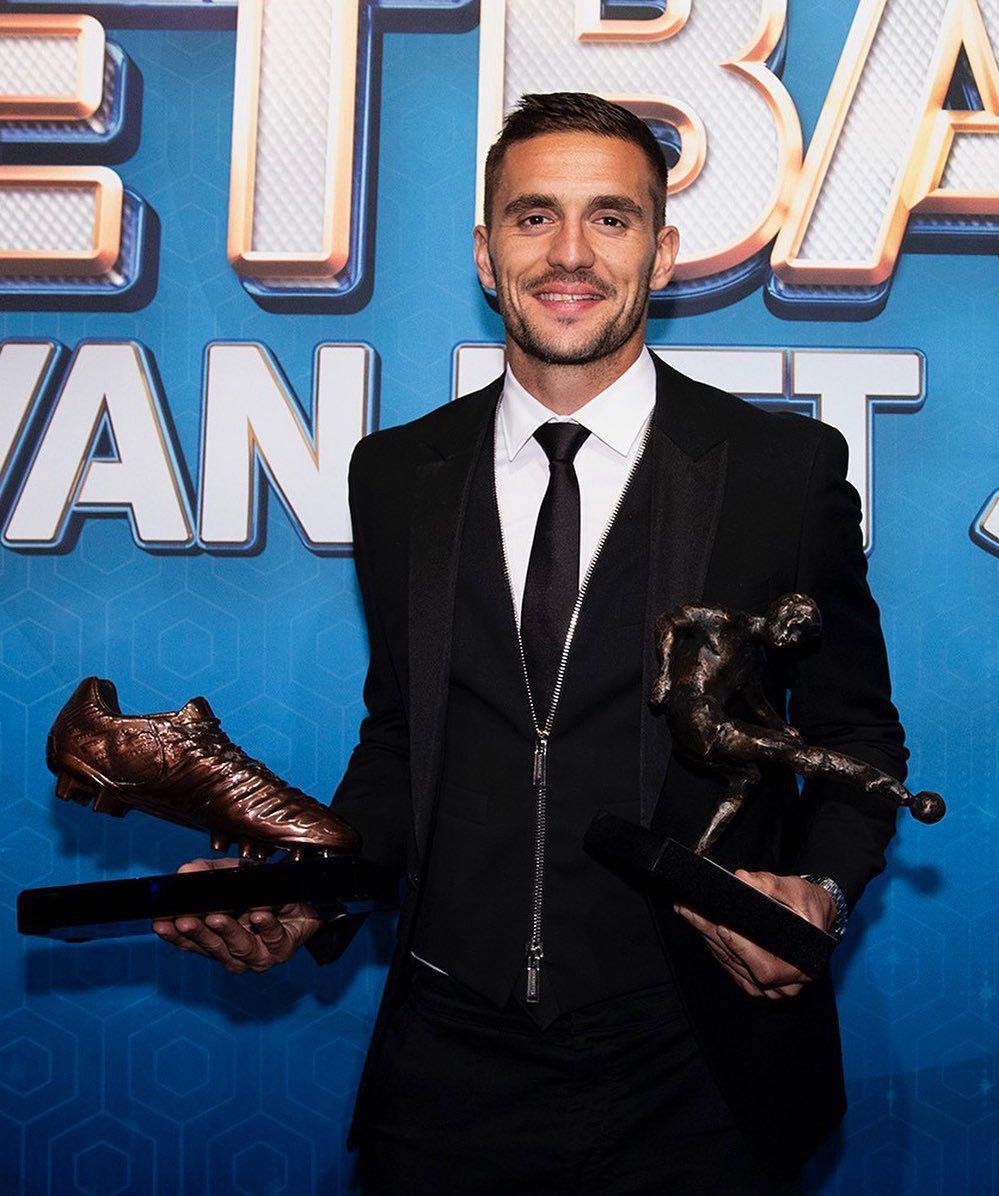 Dusan Tadic saat menyabet penghargaan. (instagram.com/dt10_official)
