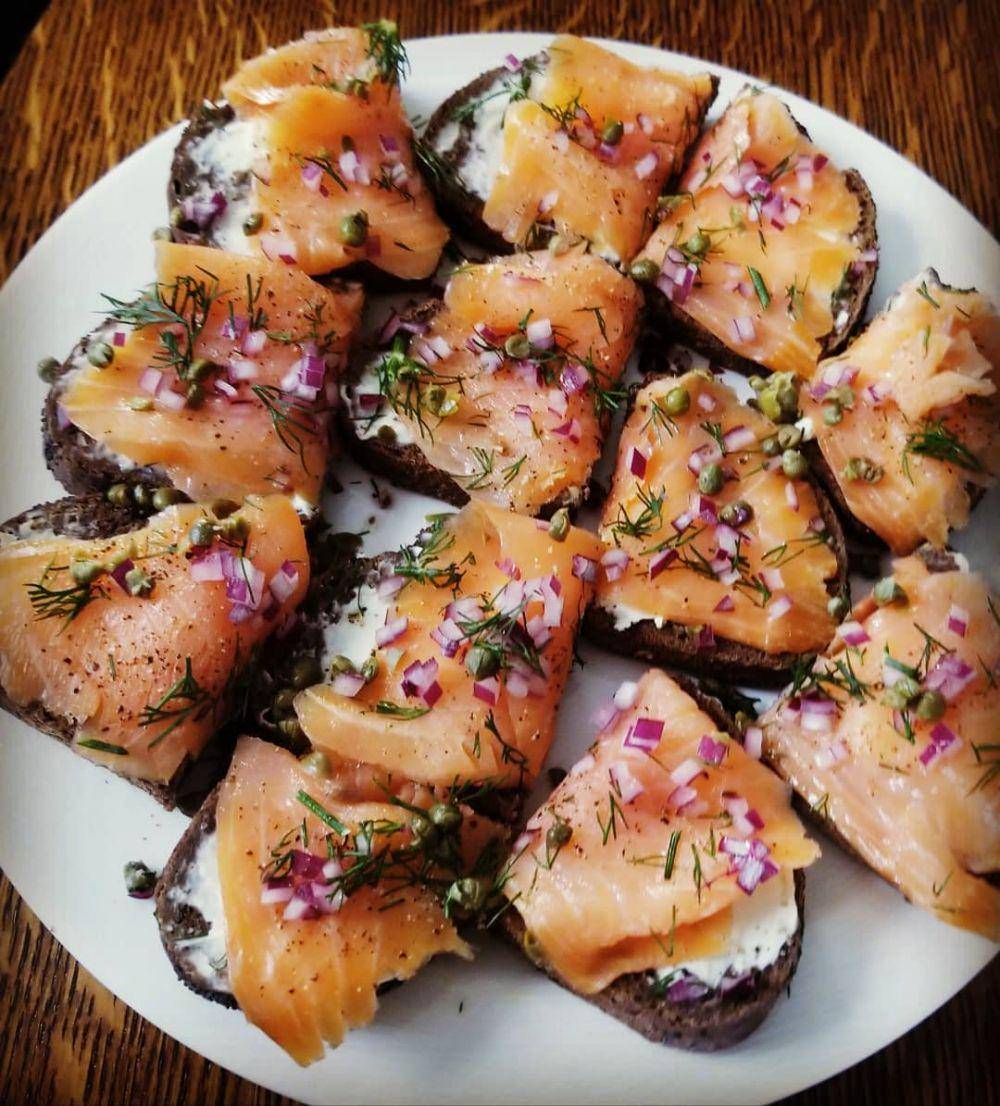 smoked salmon canapes (instagram.com/faygirl_9a)