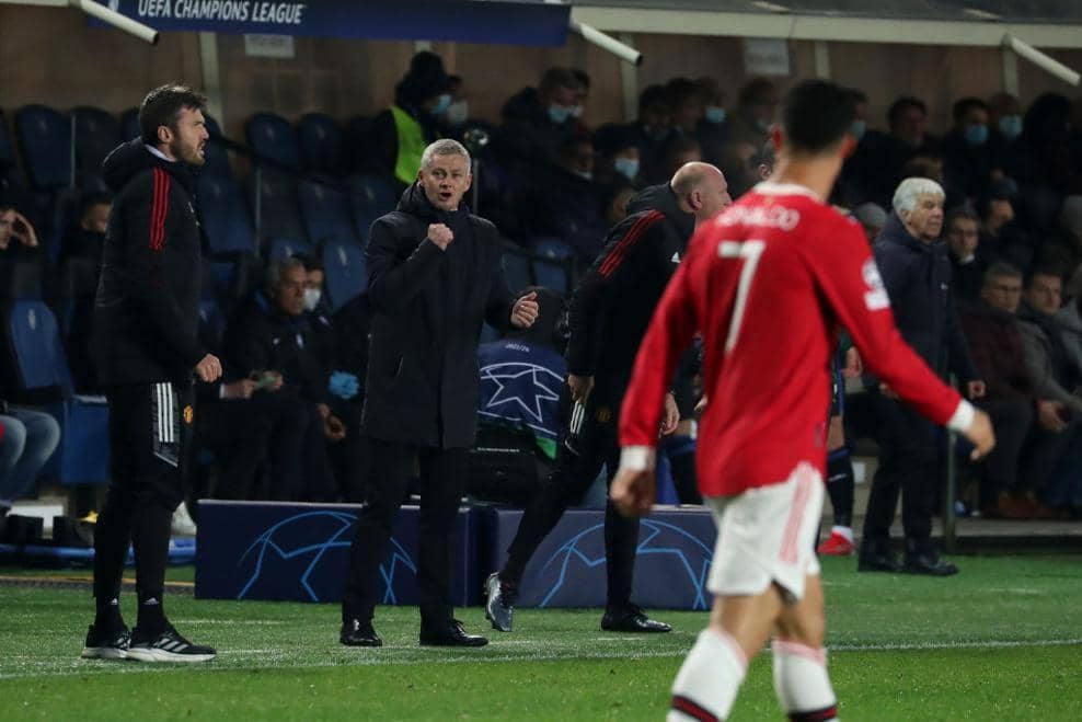 Ole Gunnar Solksjaer berikan instruksi kepada Cristiano Ronaldo (uefa.com)
