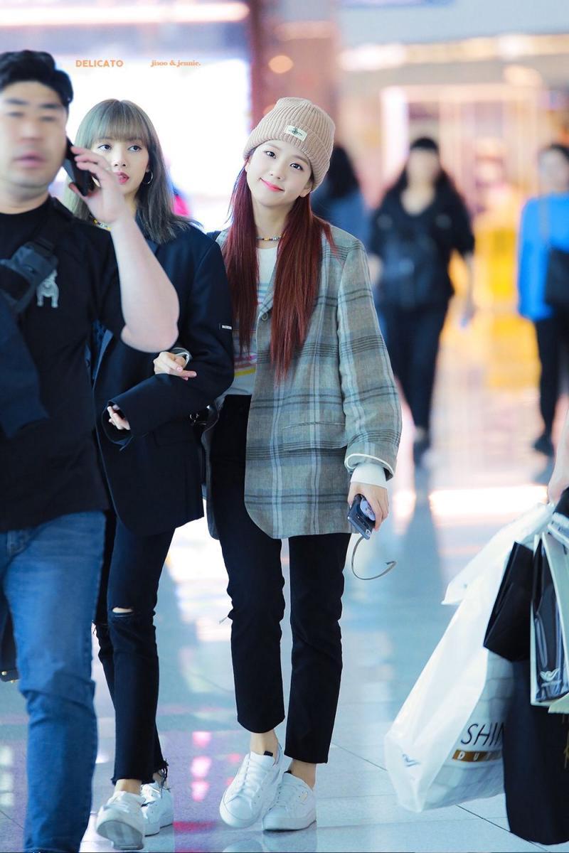 Suit Jisoo BLACKPINK (twitter.com/DelicatoJJ)