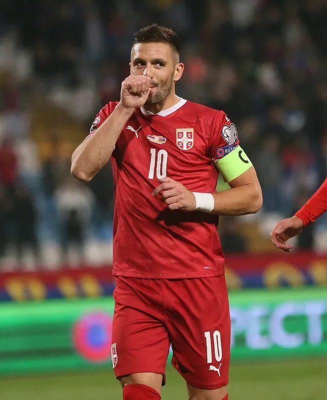 Dusan Tadic saat membela timnas Serbia. (twitter.com/DT10_Official)