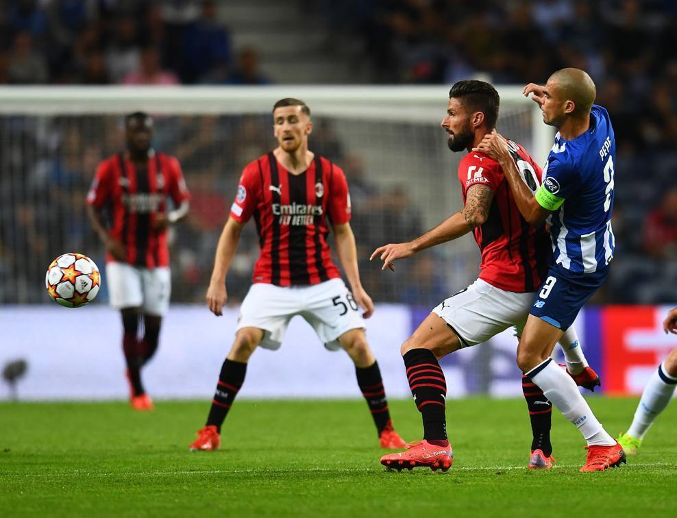 Olivier Giroud dan Pepe berduel di lapangan hijau. (uefa.com)