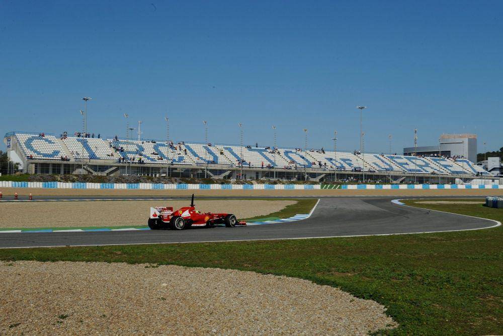 Felipe Massa saat menggeber F138 pada tes pramusim 2013 di Jerez. (f1-fansite.com)