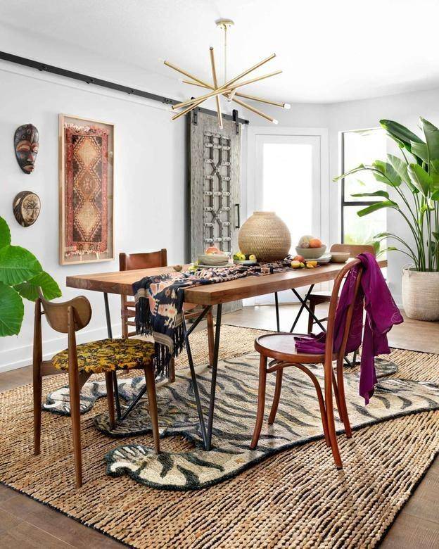 Ruang makan bergaya bohemian. (loloirugs.com)