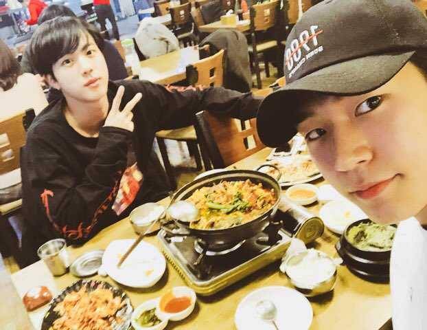 Jin BTS dan Seungjun (twitter.com/KNKOfficial)