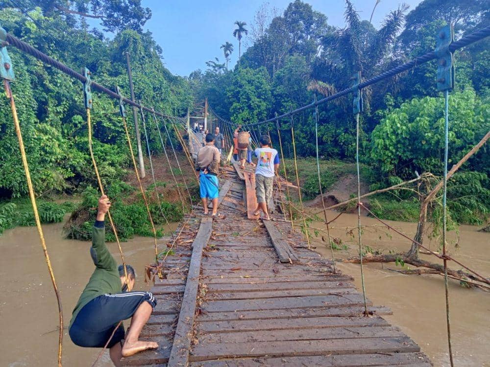 Jembatan gantung putus sedang diperbaiki warga akibat terjangan banjir (IDN Times/istimewa)