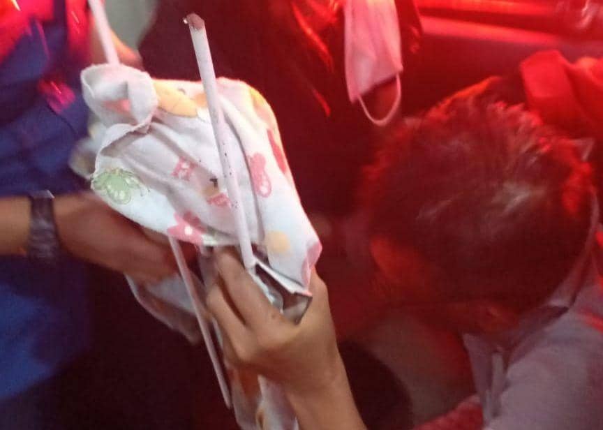 Petugas Rescue Damkar Makassar menolong bocah tangannya tertancap pagar/ Dinas Damkar Makassar