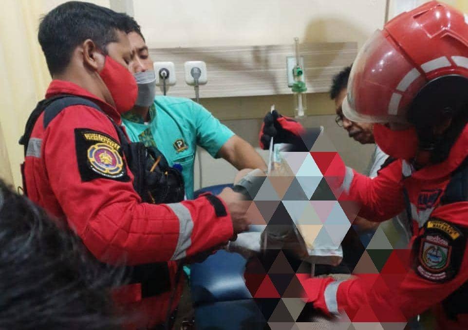 Petugas Rescue Damkar Makassar menolong bocah tangannya tertancap pagar/ Dinas Damkar Makassar