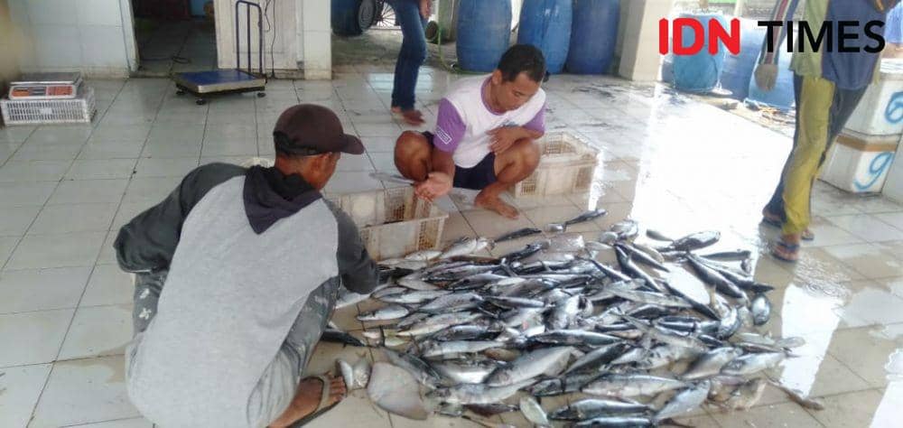 Hujan dan Angin Kencang di Pantai Samas, Nelayan Nekat Melaut