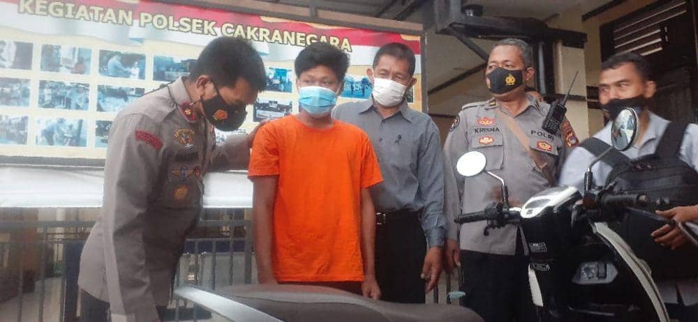 Tersangka saat diminta menjelaskan lokasi pencurian (IDN Times/dok Polsek Cakranegara)