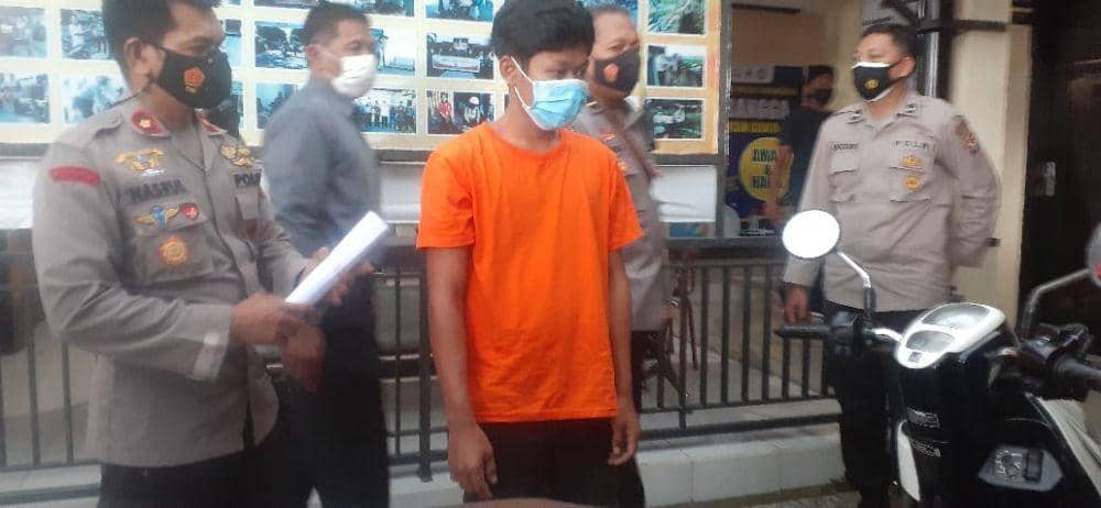 Tersangka Cimenk (baju orange) saat menjelaskan tentang aksi pencuriannya dalam setahun ini (IDN Times/dok Polsek Cakranegara)