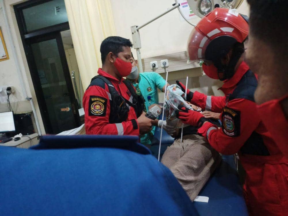 Petugas Rescue Damkar Makassar menolong bocah tangannya tertancap pagar/ Dinas Damkar Makassar