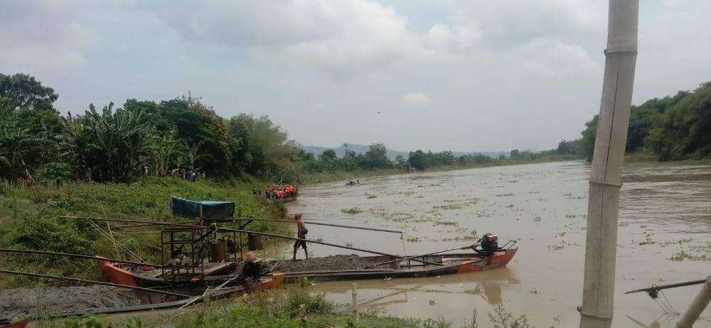 Petugas masih melakukan pencarian korban perahu tradisional yang tenggelam. IDN Times/Imron