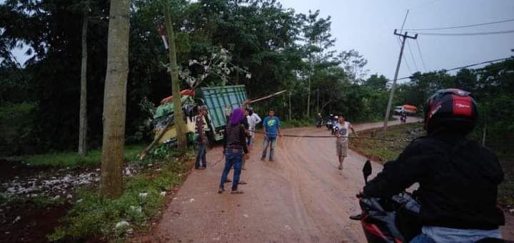 Warga Lebak Ngeluh: Truk Pengangkut Tanah Bikin Jalan Rusak dan Licin