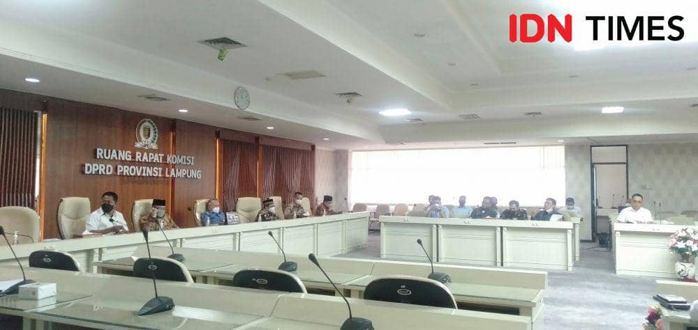 Suasana rapat DPRD bersama warga Sabah Balau dan Tim Konsultan Hukum Sukarame Baru membahas konflik lahan diklaim Pemprov Lampung(IDN Times/Silviana)