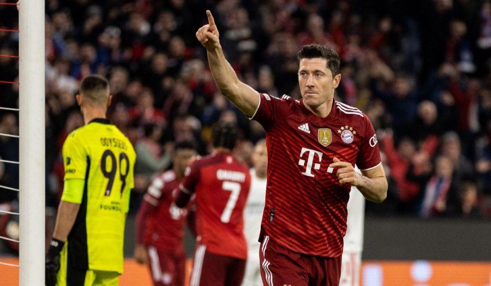 potret selebrasi gol Robert Lewandowski (uefa.com)