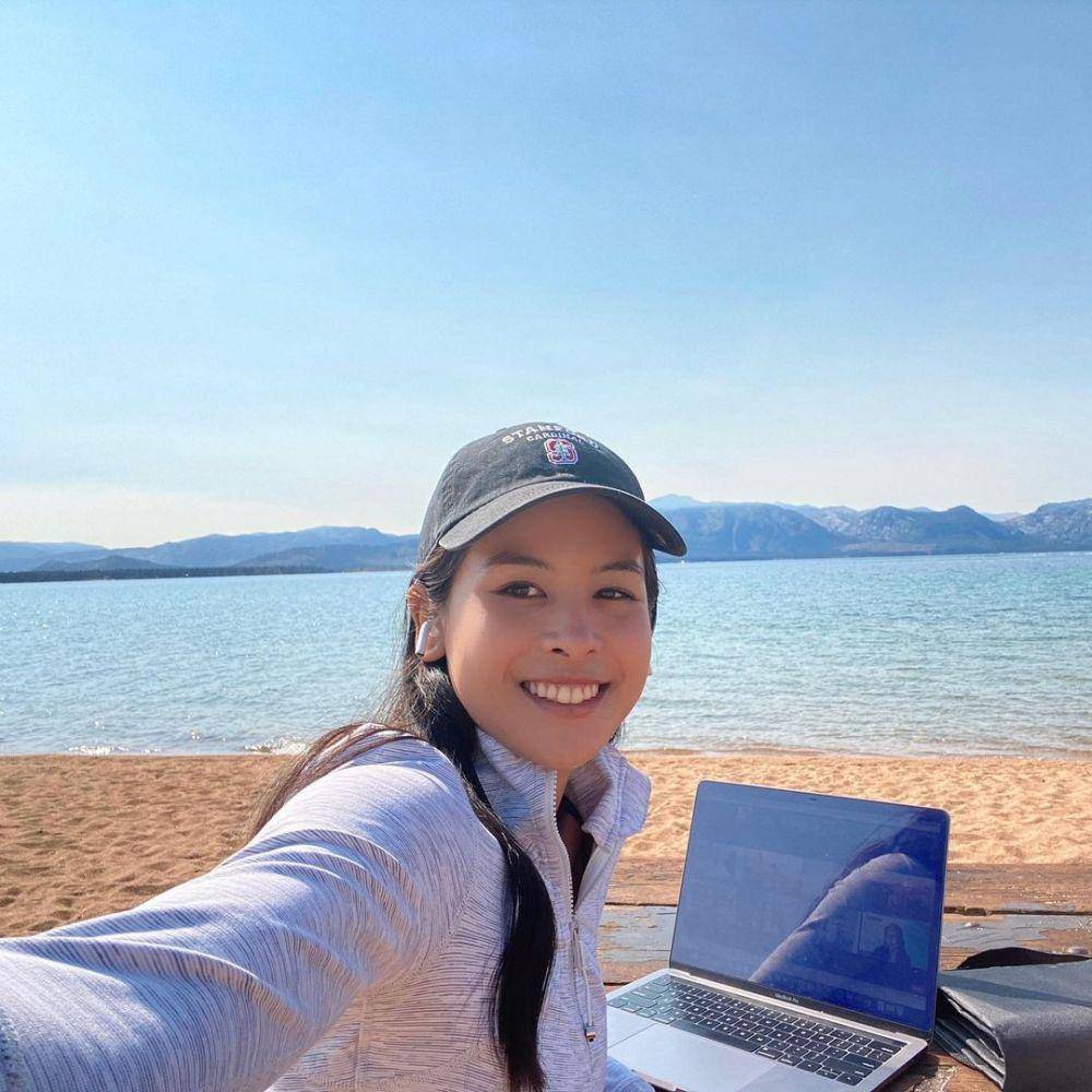 maudy ayunda di pantai dengan laptop (instagram.com/maudyayunda)