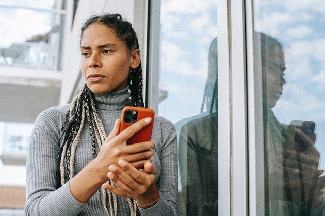 ilustrasi perempuan sedang memegang smartphone (pexels.com/Alex Green)