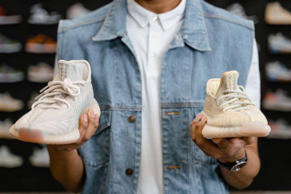ilustrasi memilih sepatu (pexels.com/MART PRODUCTION)