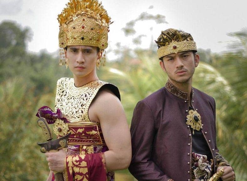 10 Potret Pesinetron Pria Pakai Baju Khas Bali, Karismanya Terpancar!
