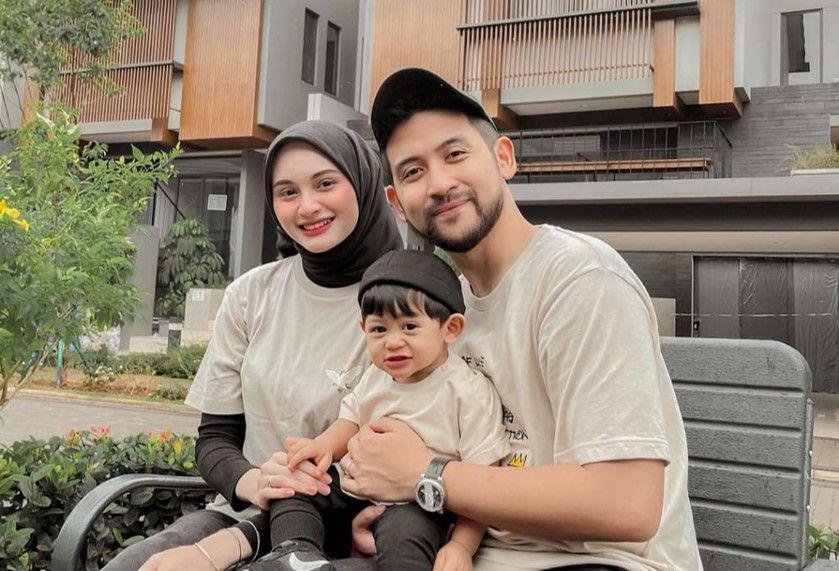 10 Potret Keluarga Sabrina Sosiawan Pakai Outfit Senada, Kompak!
