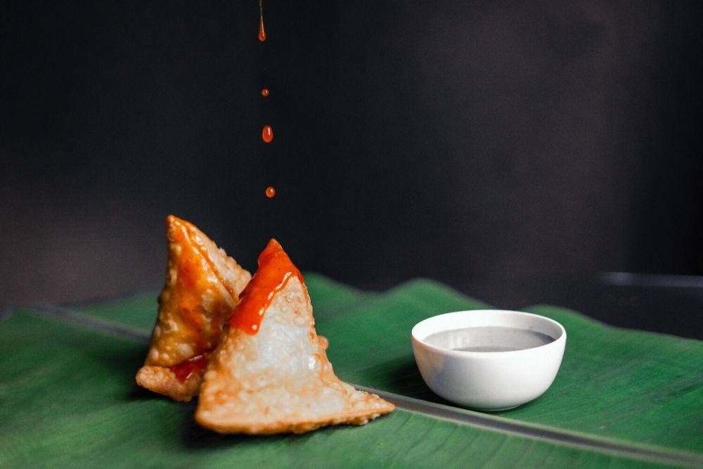 ilustrasi samosa saus tamarind (unsplash.com/Shreyak Singh)