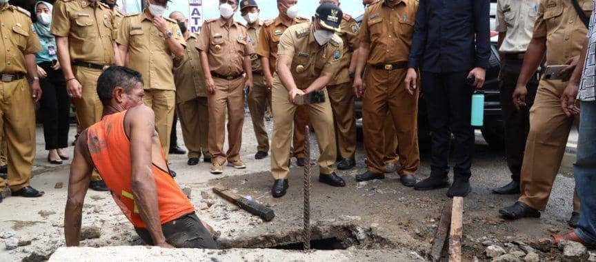Bupati Lampung Selatan Nanang Ermanto meminjau gorong-gorong Desa Tanjung Sari, Kecamatan Natar, Lampung Selatan kerap tergenang saat hujan. (IDN Times/Istimewa).