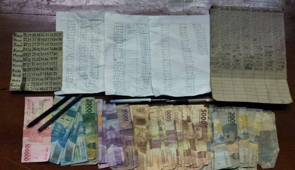 Delapan terduga perjudian jenis toto gelap (togel) ditangkap Polsek Kota Agung Polres Tanggamus.