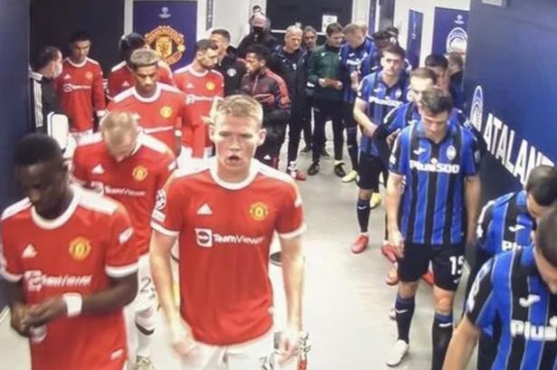 Scott McTominay menyemangati rekan-rekannya. (mirror.co.uk)