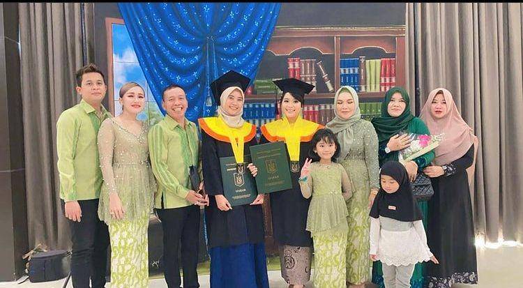 Syifa adik Ayu Ting Ting wisuda (instagram.com/mom_ayting92_)