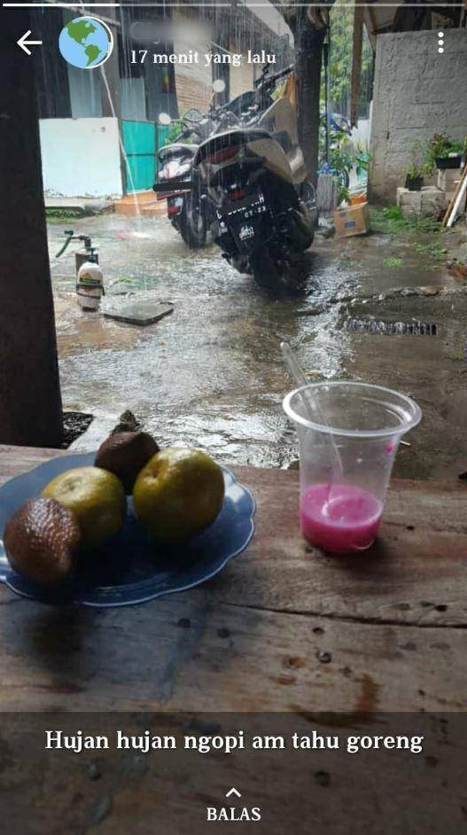 status media sosial bahas hujan (twitter.com/txtdrstorywa)
