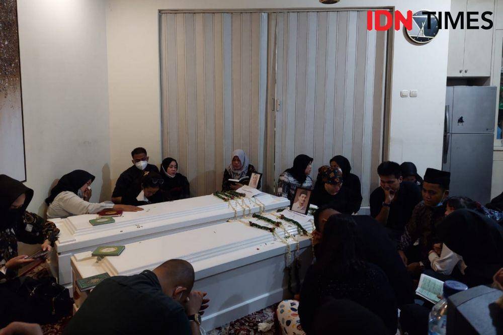Jenazah almarhumah Vanessa Angel dan suaminya sudah tiba di Srengseng, Jakarta Barat pada Jumat (5/11/2021). (IDN Times/Erfah Nanda)