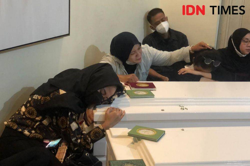 Suasana rumah duka almarhumah Vanessa Angel dan suaminya di Srengseng, Jakarta Barat pada Jumat (5/11/2021). (IDN Times/Erfah Nanda)