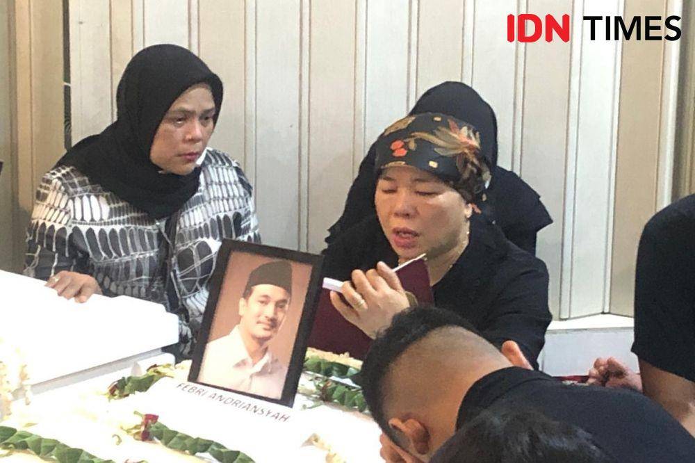 Suasana rumah duka almarhumah Vanessa Angel dan suaminya di Srengseng, Jakarta Barat pada Jumat (5/11/2021). (IDN Times/Erfah Nanda)