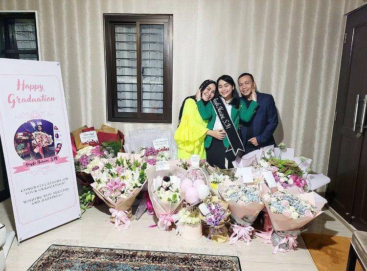 Syifa adik Ayu Ting Ting wisuda (instagram.com/syifaasyifaaa)