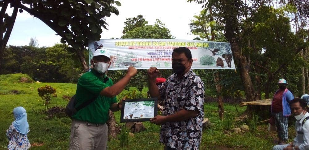 Pemberian cendremata pihak sekolah ke Medan Zoo (IDN Times/Indah Permata Sari)