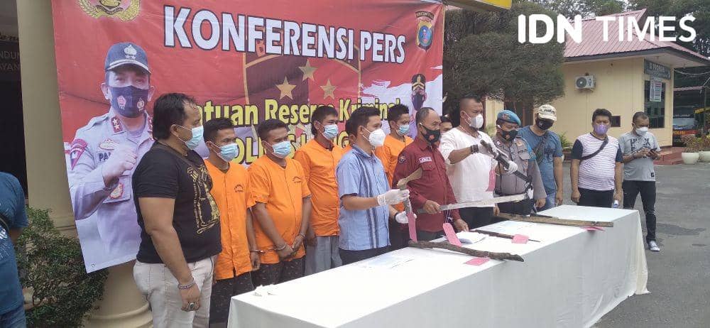 Petugas kepolisian menunjukan para pelaku dan barang bukti yang digunakan untuk menghabisi korban (IDN Times/ Bambang Suhandoko)