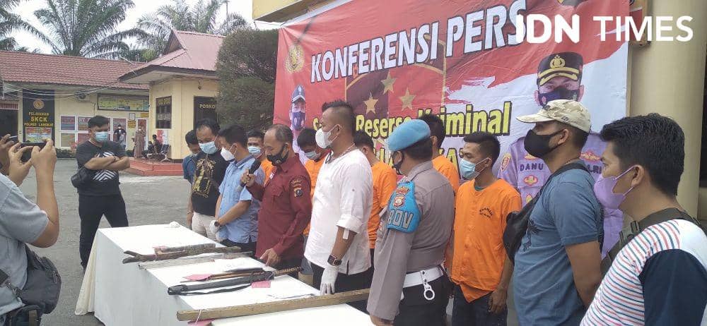 Petugas kepolisian menunjukan para pelaku dan barang bukti yang digunakan untuk menghabisi korban (IDN Times/ Bambang Suhandoko)