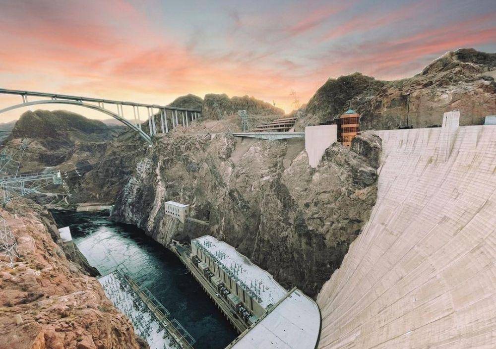Hoover Dam (instagram.com/hippieherb)