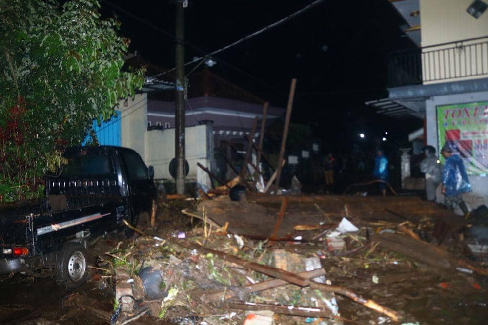 Salah satu mobil bak terbuka yang tertutup puing banjir bandang di Kota Batu. IDN Times/Alfi Ramadana
