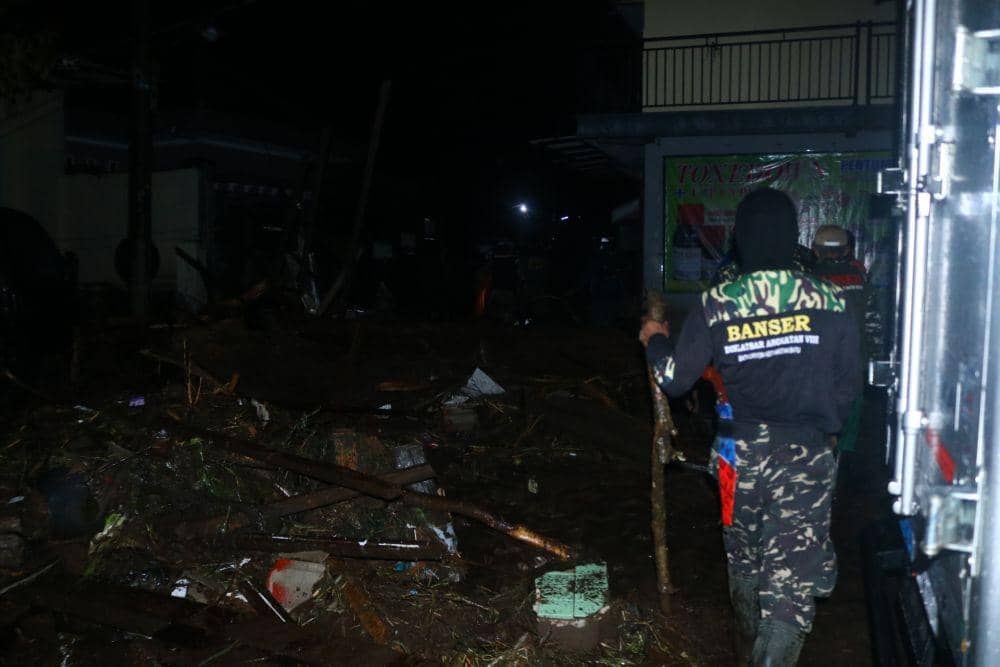 Petugas relawan terus berdatangan membantu membersihkan puing-puing pasca banjir bandang. IDN Times/Alfi Ramadana